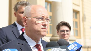 Ryszard Zajączkowski podczas konferencji prasowej przed wyborami parlamentarnymi w 2023 roku