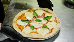 Pizza Italiano? Skąd wziął się placek z pomidorami i serem