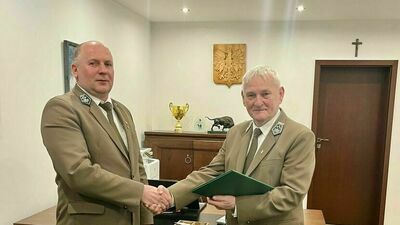 Andrzej Borowiec (po lewej) odchodzący dyrektor "lubelskich lasów" nie miał dobrej prasy