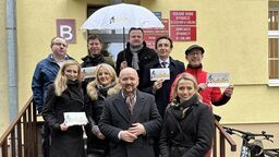 Przedstawiciele KWW Lublin 2050 przed siedzibą lubelskiej delegatury KBW