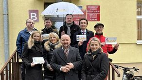 Przedstawiciele KWW Lublin 2050 przed siedzibą lubelskiej delegatury KBW