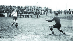 Władysław Król w ataku na bramkę krakowianina Edwarda Madejskiego