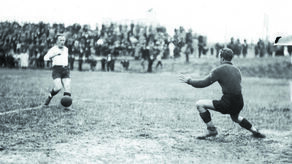 Władysław Król w ataku na bramkę krakowianina Edwarda Madejskiego