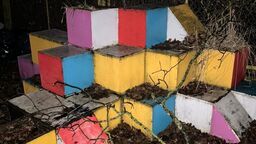 Zgodnie z decyzją kazimierskich urzędników, po zakończeniu umowy z fundacją i upłynięciu terminu na jej usunięcie, kostkę wyrzucono na obrzeża miasta