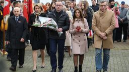 Od lewej Ignacy Czeżyk, Katarzyna Adamska, Artur Kwapiński, Katarzyna Mazurek i Roman Chwedorowicz reprezentujący stowarzyszenie "Przeszłość-Przyszłości" podczas uroczystości 11 listopada. Wszyscy znaleźli się na listach wyborczych komitetu "Tak"