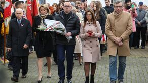 Od lewej Ignacy Czeżyk, Katarzyna Adamska, Artur Kwapiński, Katarzyna Mazurek i Roman Chwedorowicz reprezentujący stowarzyszenie "Przeszłość-Przyszłości" podczas uroczystości 11 listopada. Wszyscy znaleźli się na listach wyborczych komitetu "Tak"