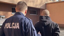 Najpierw pomógł, później szarpał i okradł