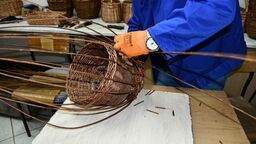 Z drewna skazani zbijali budki lęgowe, a z wikliny sami wili kosze, w których gniazda mogą zakładać sowy