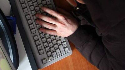 Wysyłali intymne zdjęcia i prowadzili czaty video… potem byli szantażowani