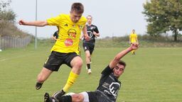 Piłkarze Hetmana Gołąb (żółte stroje) to jedno z objawień rundy jesiennej lubelskiej klasy okręgowej