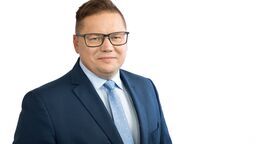 W swoim zawiadomieniu do prokuratury poseł Sławomir Ćwik nie wskazał jednoznacznie, kto i jakiego przestępstwa się dopuścił, ale przedstawił dwa różne podejrzenia popełnienia dwóch czynów