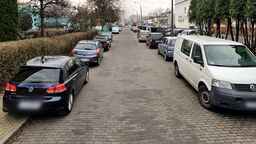 Jak twierdzą mieszkańcy, z powodu niewystarczającej liczby miejsc postojowych, wielu kierowców regularnie zostawia auta na chodnikach, co utrudnia poruszanie się pieszym, zwłaszcza rodziców z wózkami dziecięcymi