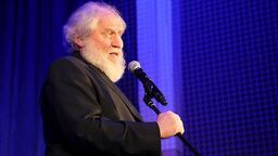  Spotkanie Andrzejem Grabowskim zwieńczyło tegoroczny tłusty czwartek w gminie Niemce. Wydarzenie odbyło się w Szkole Podstawowej im. Ireny Kosmowskiej w Krasieninie. Na niezwykły wieczór przybyły tłumy wielbicieli aktora

