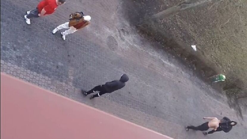 Screen z nagrania bójki, do której doszło w niedzielę pod blokiem na ulicy Orzechowej