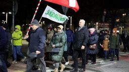 Świdnickie Spacery 42 lata później. Z okrzykami „tu jest Polska nie Bruksela” albo „wolne media”