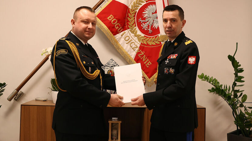 Bryg. Rafał Goliszek (z lewej) odbiera decyzję o powierzeniu obowiązków komendanta wojewódzkiego PSP w Lublinie
