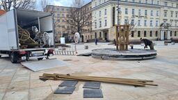 We wtorek pracownicy firmy obsługującej iluminację demontowali kolorową karuzelę, która w okresie świąteczno-noworocznym po raz pierwszy stanęła na pl. Litewskim