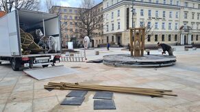 We wtorek pracownicy firmy obsługującej iluminację demontowali kolorową karuzelę, która w okresie świąteczno-noworocznym po raz pierwszy stanęła na pl. Litewskim