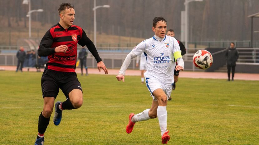Krystian Puton (z prawej) strzelił w sobotnim sparingu dwie bramki dla Wisły Grupy Azoty Puławy
