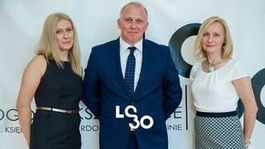 Tomasz Szabłowski, dyrektor XXX Liceum Ogólnokształcącego im. księdza Jana Twardowskiego w Lublinie w towarzystwie wicedyrektorek - Justyny Łubek i Edyty Małeckiej.