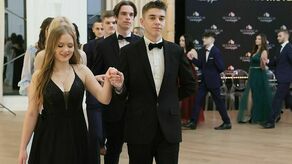 Studniówki 2024. Uczniowie VI LO w Lublinie bawili się w Szczerym polu