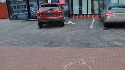 Starsza pani spokojnie szła chodnikiem. Spacer skończyła w szpitalu 