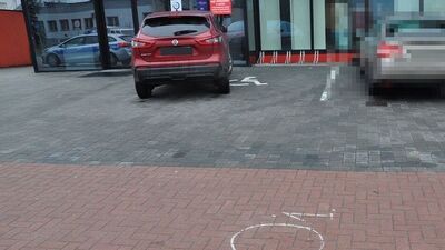 Starsza pani spokojnie szła chodnikiem. Spacer skończyła w szpitalu 