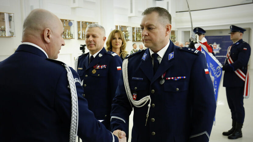 Od lewej ustępujący komendant generał Artur Bielecki, z prawej mł. inspektor Tomas Gil