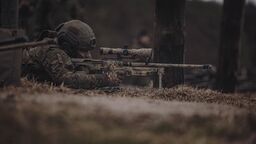 Zawsze działają w zespole: starszy strzelec wyborowy i strzelec wyborowy
