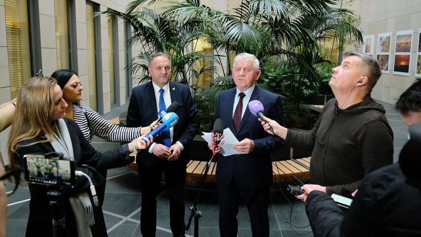 Sławomir Sosnowski (przed mikrofonami z prawej) i Grzegorz Kapusta podczas poniedziałkowej konferencji prasowej