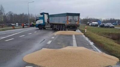 Incydent na granicy. Rolnicy zatrzymali ukraińskie tiry i wysypali zboże na jezdnię