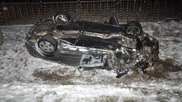 Po zderzeniu z ciężarówką samochód osobowy wypadł na pobocze i dachował