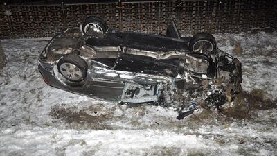 Po zderzeniu z ciężarówką samochód osobowy wypadł na pobocze i dachował