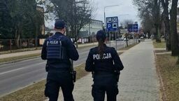 Mężczyzna zasłabł, policjanci ruszyli z pomocą