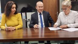 Na zdjęciu Mirosława Kmiecik (z lewej) z NSZZ Pracowników, dyrektor prof. Stanisław Winiarczyk oraz Agnieszka Nawrocka z NSZZ Solidarność