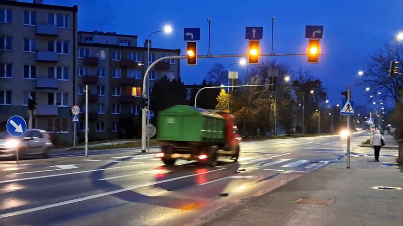 Od ponad 3 lat światła na tym skrzyżowaniu nie świecą ani na zielono, ani na czerwono, a tylko migają na żółto