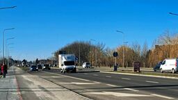 DK 74 nazywana też małą obwodnicą Zamościa została gruntownie przebudowana na odcinku prawie 5 km. Ma nową, gładką nawierzchnię, skrzyżowania są teraz rondami, zbudowano nowe chodniki iścieżki rowerowe. Cała inwestycja kosztowała ok. 96 mln zł, z czego 82 mln zł stanowiła unijna dotacja