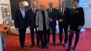 Agnieszka Jaczyńska (trzecia z lewej) jest kandydatką PO na prezydenta Zamościa. List Koalicji Obywatelskiej startowała do Sejmu. Teraz ma poparcie nie tylko środowisk lewicowych miasta, ale również ludowców