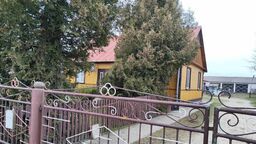 Dom, w którym mała dziewczynka mieszka teraz z ojcem 