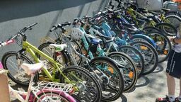 Wójt chce oderwać uczniów od smartfonów. Kupi im rowery 