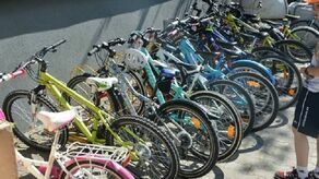 Wójt chce oderwać uczniów od smartfonów. Kupi im rowery 