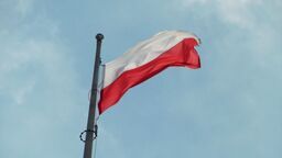 Prokuratorskie zarzuty za znieważenie flagi państwowej