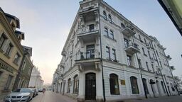 Centralka powstała według projektu Władysława Luchta. Gdy budynek powstał, funkcjonowały w nim biura, były też mieszkania, ale również sklepy, sala kinowo-teatralna oraz hotel. Nazwa kamienicy wzięła się stąd, że zainstalowano w niej pierwsze w Zamościu centralne ogrzewanie