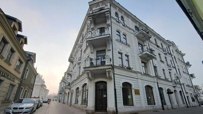 Centralka powstała według projektu Władysława Luchta. Gdy budynek powstał, funkcjonowały w nim biura, były też mieszkania, ale również sklepy, sala kinowo-teatralna oraz hotel. Nazwa kamienicy wzięła się stąd, że zainstalowano w niej pierwsze w Zamościu centralne ogrzewanie