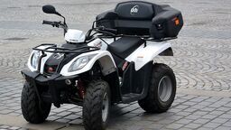 9-latka za kierownicą quada, a z tyłu pijany mężczyzna