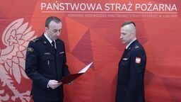 Lubelski Komendant Wojewódzki PSP st. bryg. mgr inż. Zenon Pisiewicz wręcza nominację mł. bryg. mgr inż. Tomaszowi Taradysiowi.