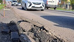 Asfalt został zdarty m.in. na odcinku kilkudziesięciu metrów jednego pasa ruchu w pobliżu skrzyżowania w Kalinowicach