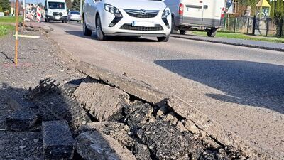 Asfalt został zdarty m.in. na odcinku kilkudziesięciu metrów jednego pasa ruchu w pobliżu skrzyżowania w Kalinowicach