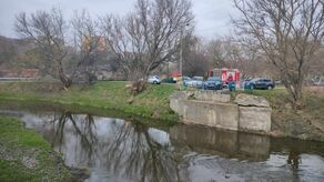 Dziwna plama na Bystrzycy. Miejsce zabezpiecza straż pożarna i policja