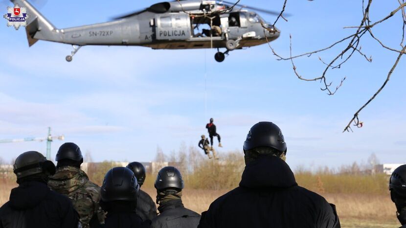 Policjanci, strażacy i terytorialsi ćwiczyli z Black Hawkiem
